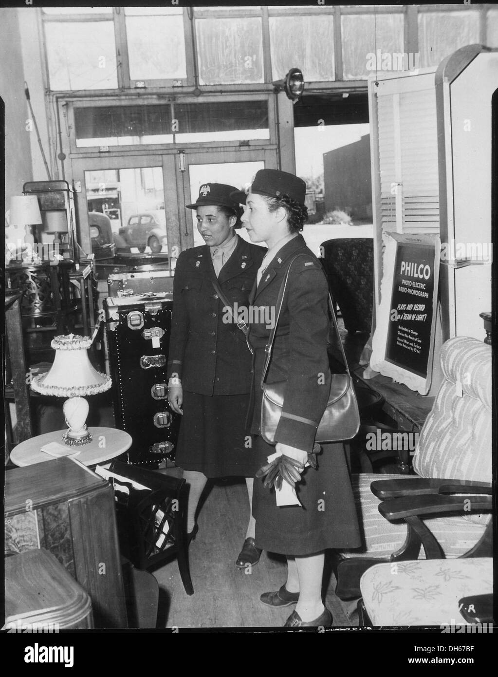 WAAC ufficiali fare shopping...presto dopo il loro arrivo a Fort Huachuca, Arizona, questi due ufficiali (3d ufficiali Vera ha 531154 Foto Stock