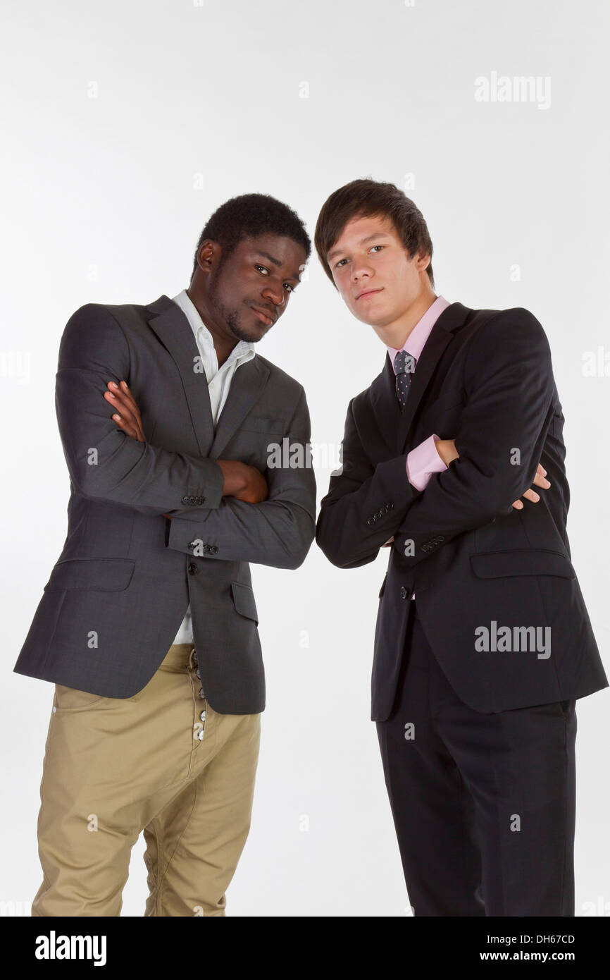Due giovani uomini con diversi colori di pelle Foto Stock