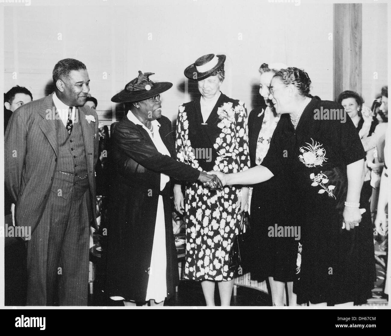 (Mary McLeod Bethune), Sig.ra Eleanor Roosevelt e altri in corrispondenza della apertura di Midway Hall, una delle due sale di soggiorno buil 533032 Foto Stock