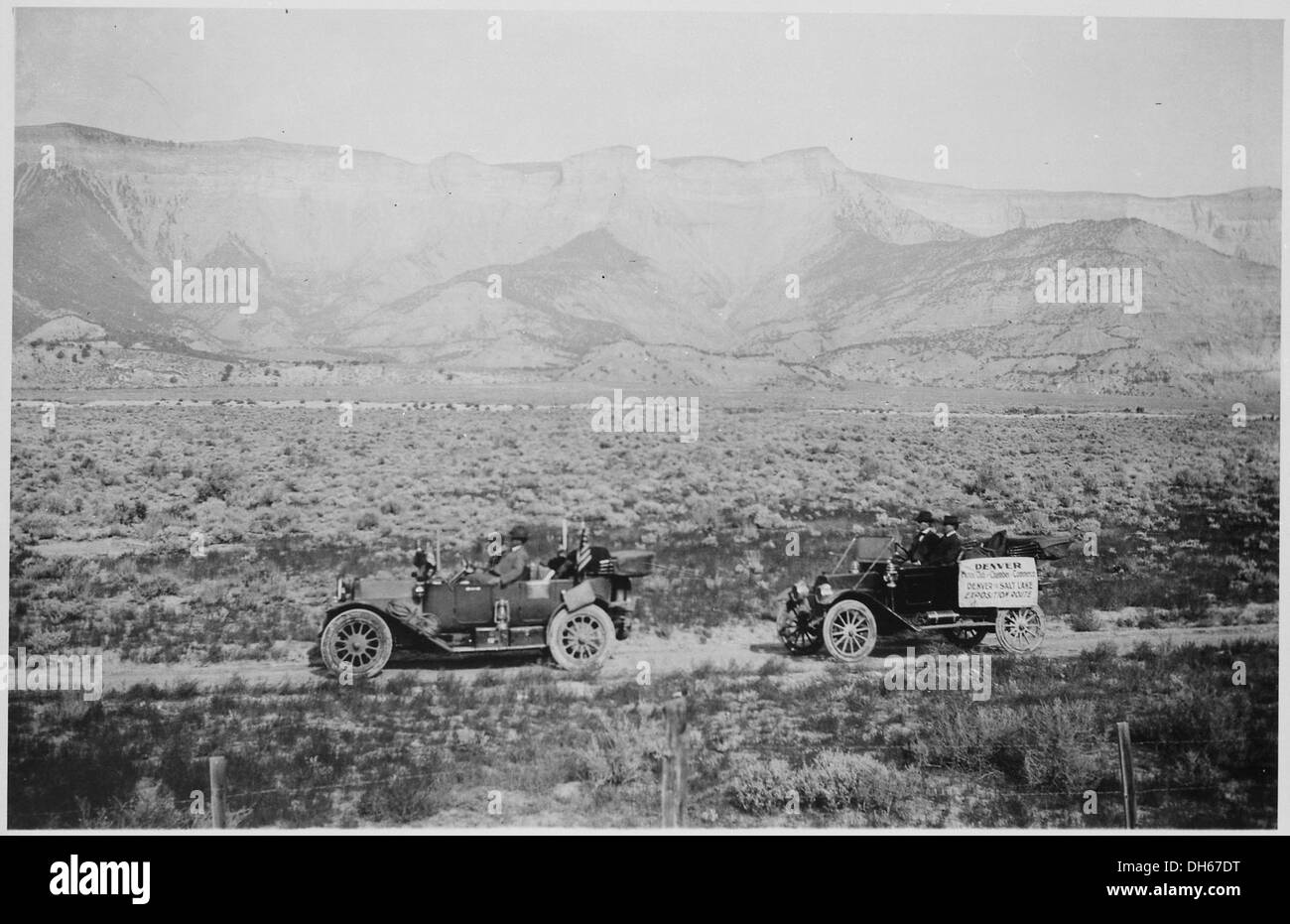 Un funzionario AAA Good Roads, durante un viaggio in auto transcontinentale, supera l'unico cartello visibile lungo un tratto di strada desolato. Questa immagine riflette il primo sviluppo del sistema autostradale statunitense e la spinta per strade migliori. Foto Stock