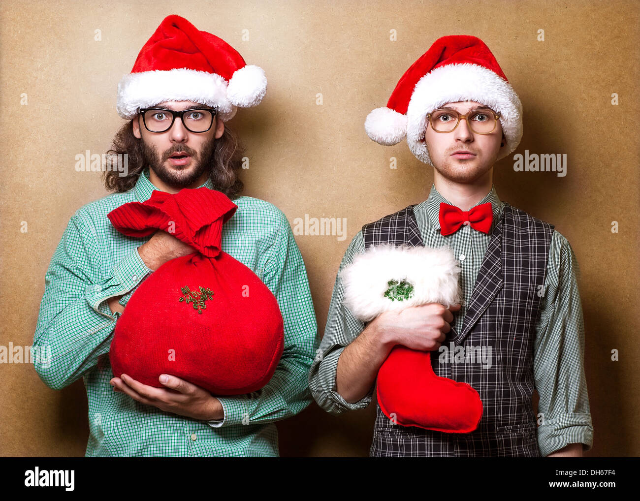 Due hipster in Santa Claus vestiti con il sacco dei regali Foto Stock