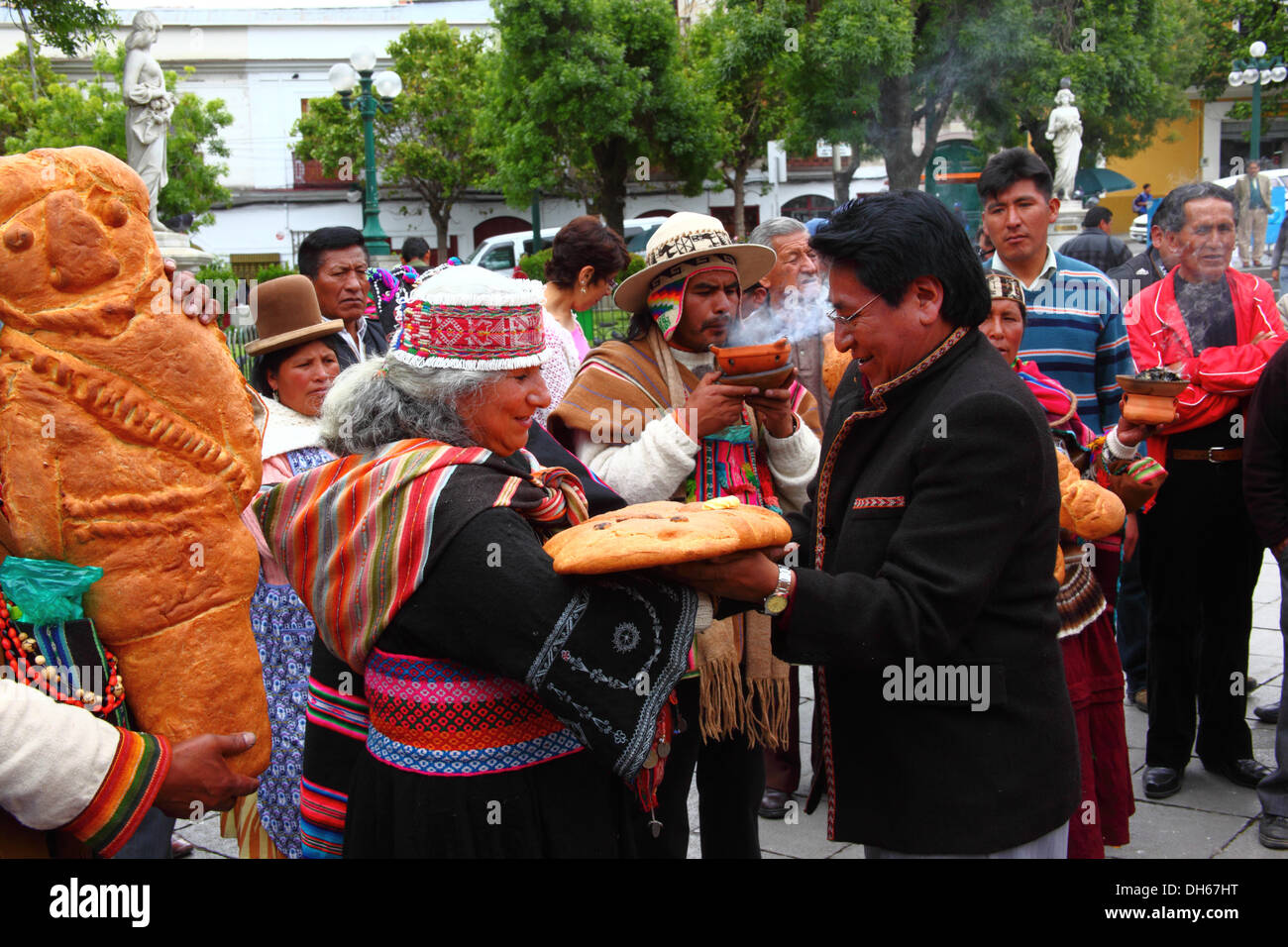 LA PAZ, BOLIVIA, 1 novembre 2013. Il vice ministro della decolonizzazione, Félix Cárdenas, dà un pane grandi figure o tantawawas ad un amauta sciamano o dopo aver preso parte a una cerimonia per Todos Santos. La cerimonia è stata organizzata dal Ministero della decolonizzazione in onore di indigeni morti e l'ala sinistra eroi. Credito: James Brunker / Alamy Live News Foto Stock