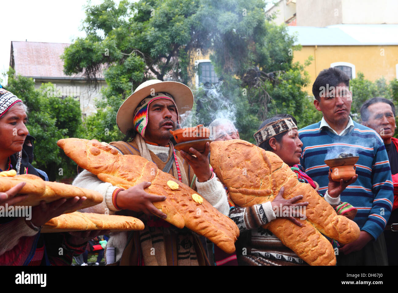 LA PAZ, BOLIVIA, 1 novembre 2013. Amautas o sciamani con grandi figure di pane o tantawawas dopo aver preso parte a una cerimonia per ricevere le anime dei suoi cari per Todos Santos. La cerimonia è stata organizzata dal Ministero della decolonizzazione in onore di indigeni morti e l'ala sinistra eroi. Credito: James Brunker / Alamy Live News Foto Stock