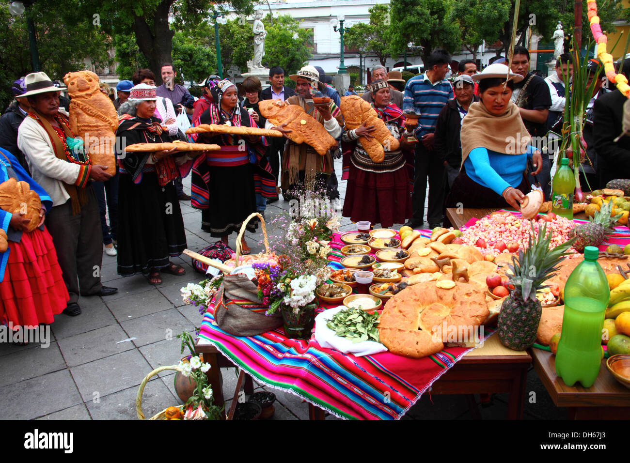 LA PAZ, BOLIVIA, 1 novembre 2013. Amautas o sciamani con grandi figure di pane o tantawawas dopo aver preso parte a una cerimonia accanto a un tipico altare o mesa che sono costruiti per ricevere le anime dei suoi cari per Todos Santos. La cerimonia è stata organizzata dal Ministero della decolonizzazione in onore di indigeni morti e l'ala sinistra eroi. Credito: James Brunker / Alamy Live News Foto Stock