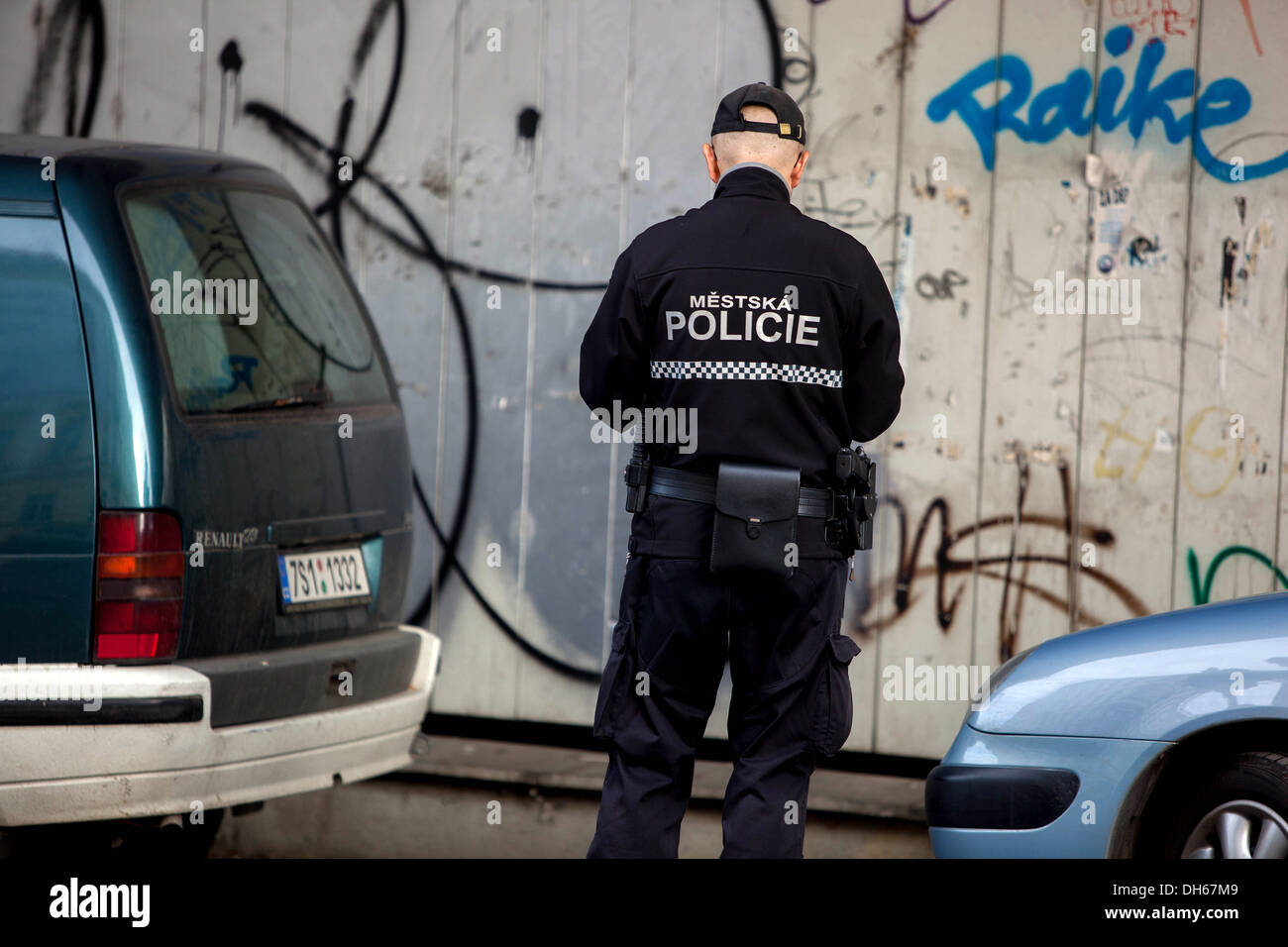 Città funzionario di polizia controllato il parcheggio dei veicoli. Praga, Repubblica Ceca Foto Stock