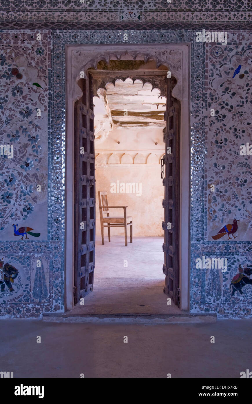 Arcata con riflessioni sulla parete, Juna Mahal, Dungarpur, Rajasthan, India, Asia Foto Stock