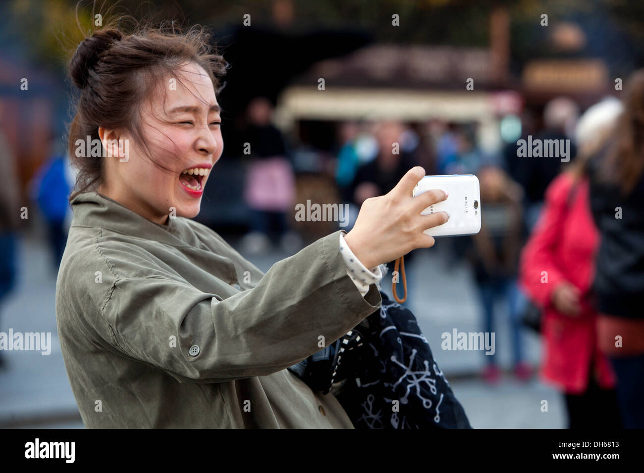 Una donna asiatica in Piazza della Città Vecchia, Praga, Repubblica Ceca si ride Foto Stock