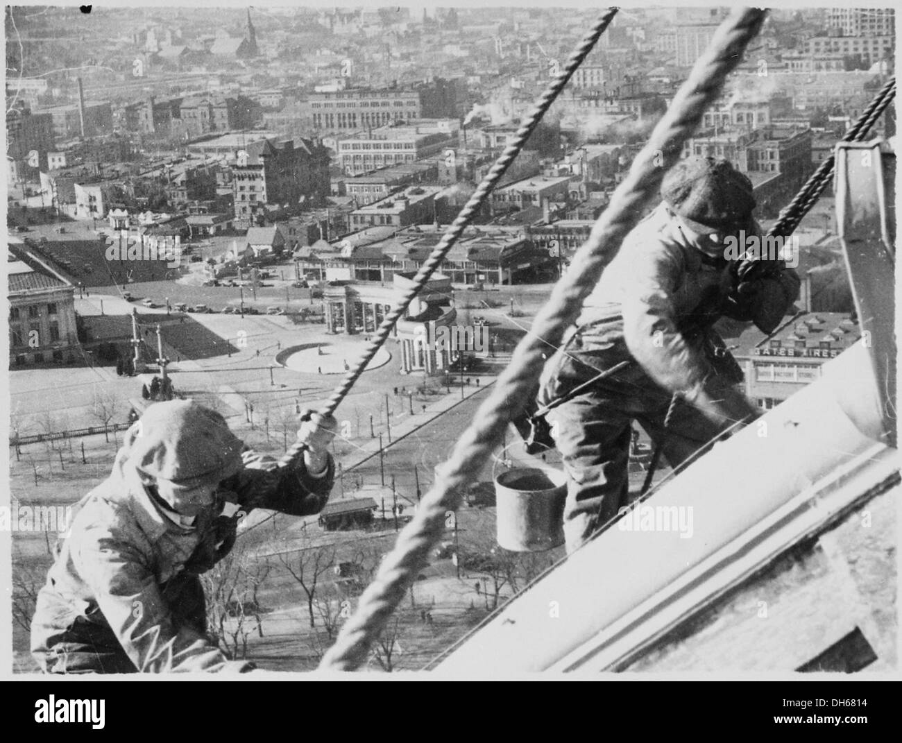 Opere civili Administration (CWA) operai la pulitura e la verniciatura di gold dome di Denver Capitol, 1934 541904 Foto Stock