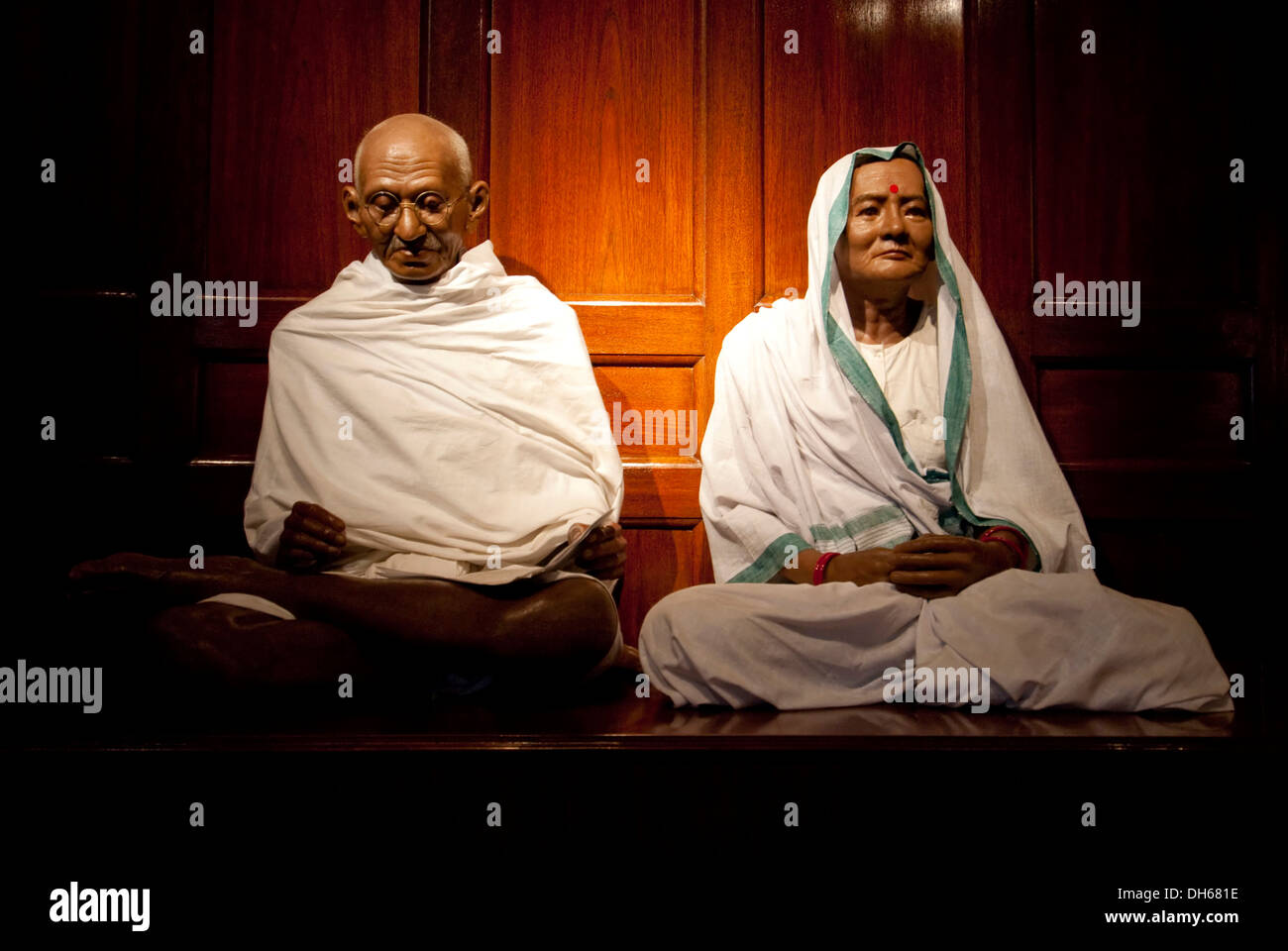 Statue di Gandhi e sua moglie a Gandhi Smriti, Nuova Delhi, India, Asia Foto Stock