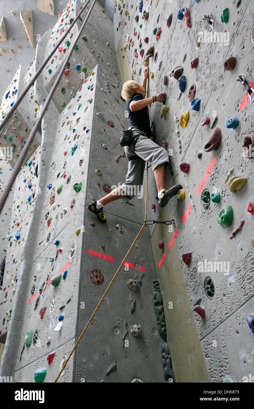 Climber di piombo-clipping in oltre la linea di sicurezza in Kletterzentrum Amburgo centro di arrampicata, Amburgo Foto Stock