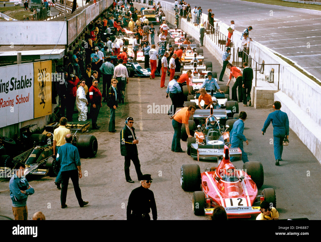 Niki Lauda in Ferrari 312B3 quindi Hans-Joachim bloccato in un March-Cosworth. GP DI GRAN BRETAGNA, Brands Hatch, in Inghilterra il 20 luglio 1974. Foto Stock