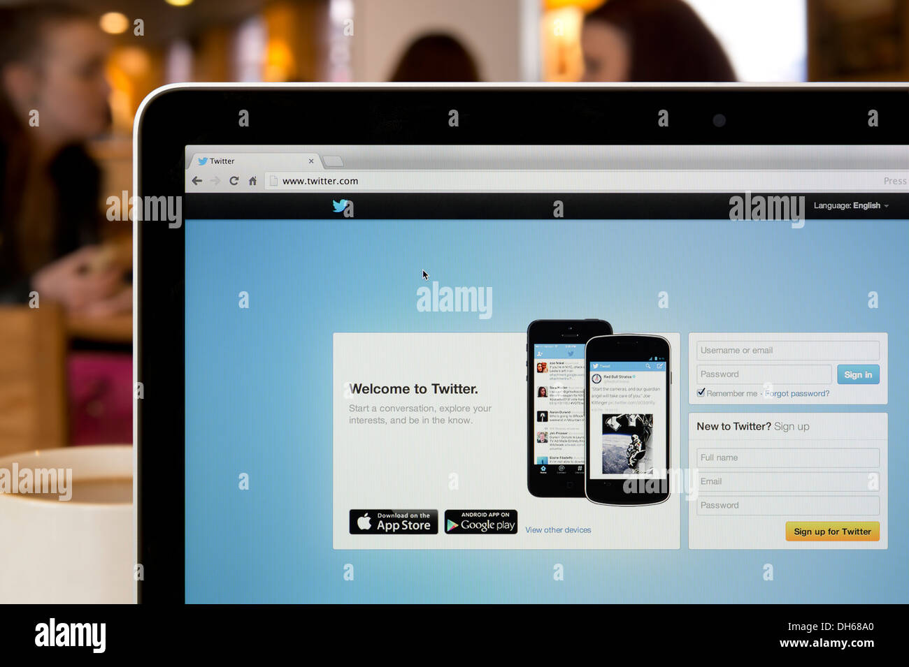 Il sito web di Twitter shot in una caffetteria ambiente (solo uso editoriale: -print, TV, e-book e Redazione sito web). Foto Stock
