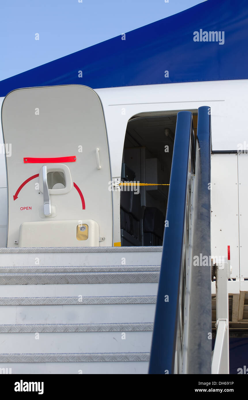 L'imbarco dei passeggeri le scale con lo sportello aperto Foto Stock