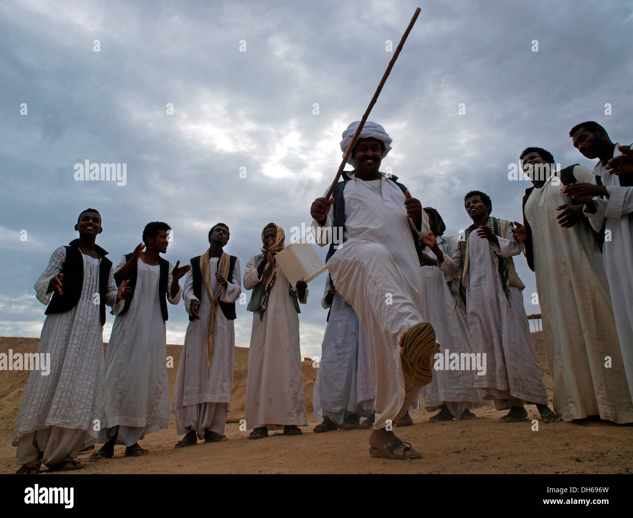 I beduini danzando e cantando, deserto popoli dall Egitto incontro di Wadi El Gamal National Park, Valle di cammelli per la Foto Stock