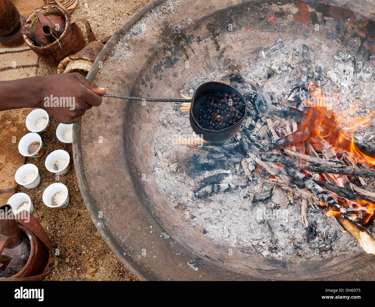 Bedouin tostatura i chicchi di caffè su un fuoco per preparare beduino stile-caffè, popoli del deserto di Egitto incontro di Wadi El Gamal Foto Stock