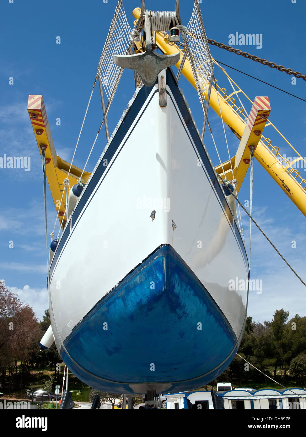 Barca a vela appeso alla gru e preparare per il servizio Foto Stock