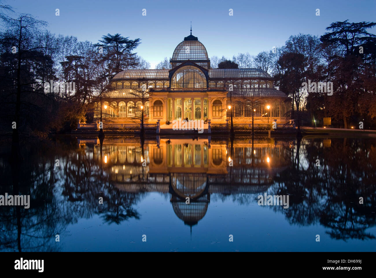 Palacio de Cristal, Crystal Palace, al tramonto, Jardines del Buen Retiro, il Parco del Retiro di Madrid, Spagna, Europa Foto Stock