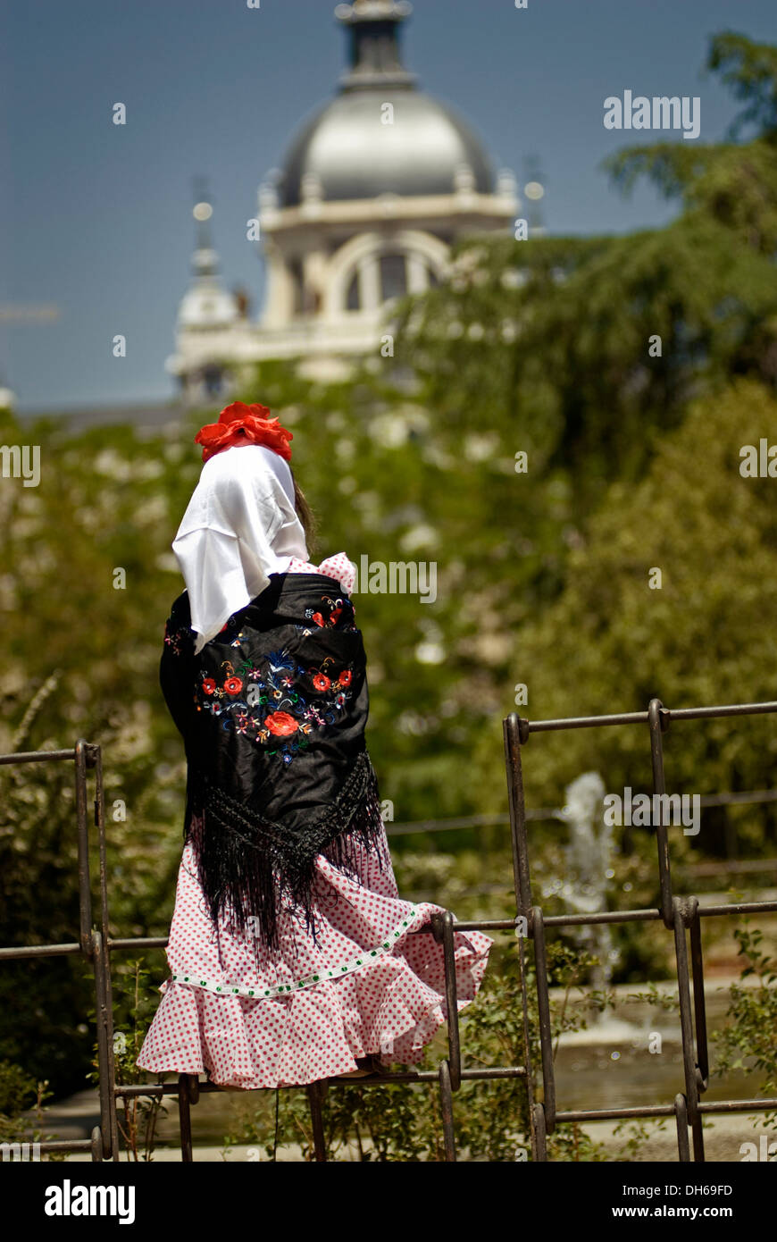 Lo spagnolo donna vestita di un tradizionale 'chulapos' costume per San Isidro festival, Madrid, Spagna, Europa Foto Stock