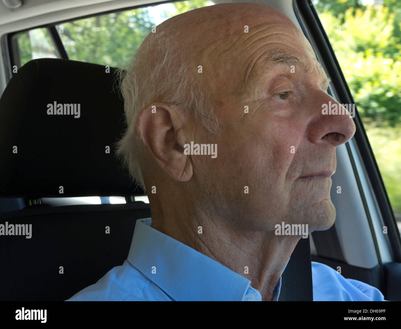 Il vecchio uomo alla guida di una vettura, focalizzato e concentrato Foto Stock