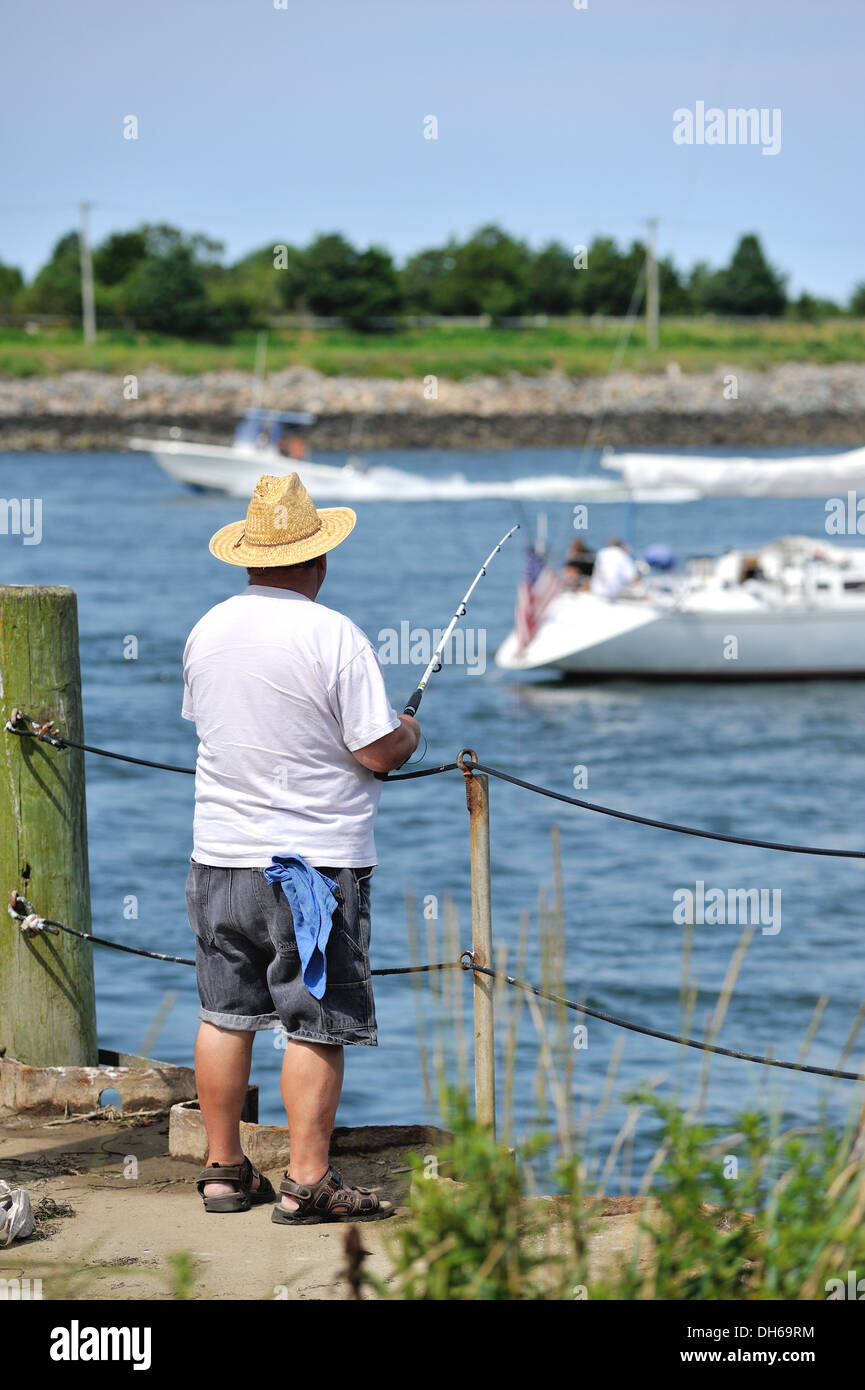 Fisherman pesca al canale di Cape Cod, Sandwich, MA Foto Stock