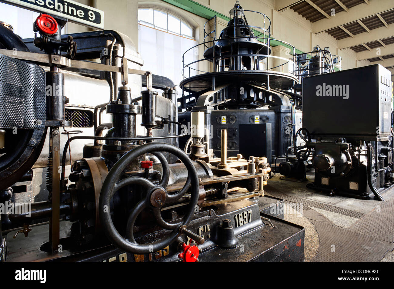 Una vista dettagliata di una unità di controllo della turbina, casa vecchia centrale idroelettrica a Rheinfelden, 1898-2011, visualizzare prima della demolizione Foto Stock