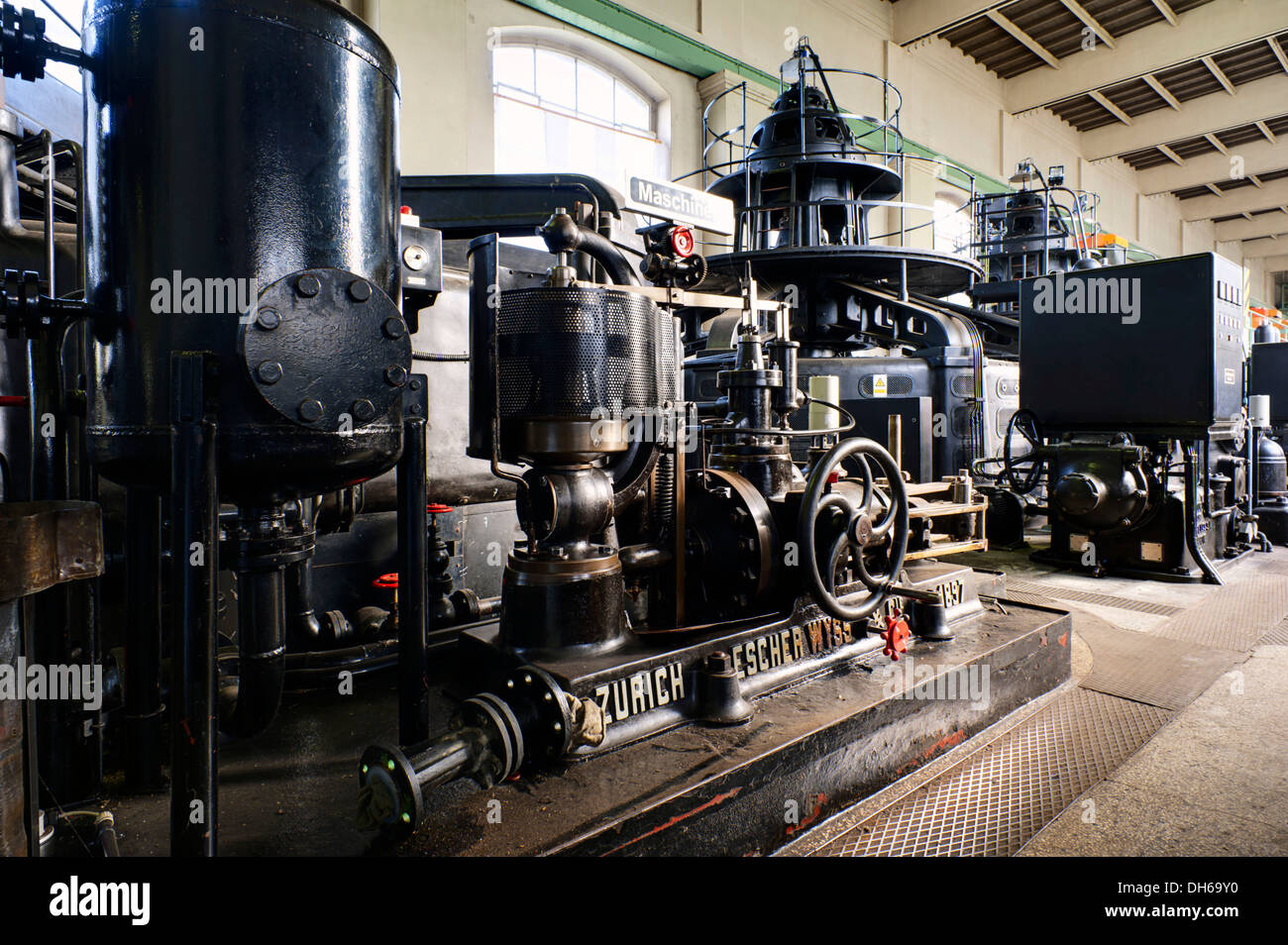 Una vista dettagliata di una unità di controllo della turbina, casa vecchia centrale idroelettrica a Rheinfelden, 1898-2011, visualizzare prima della demolizione Foto Stock