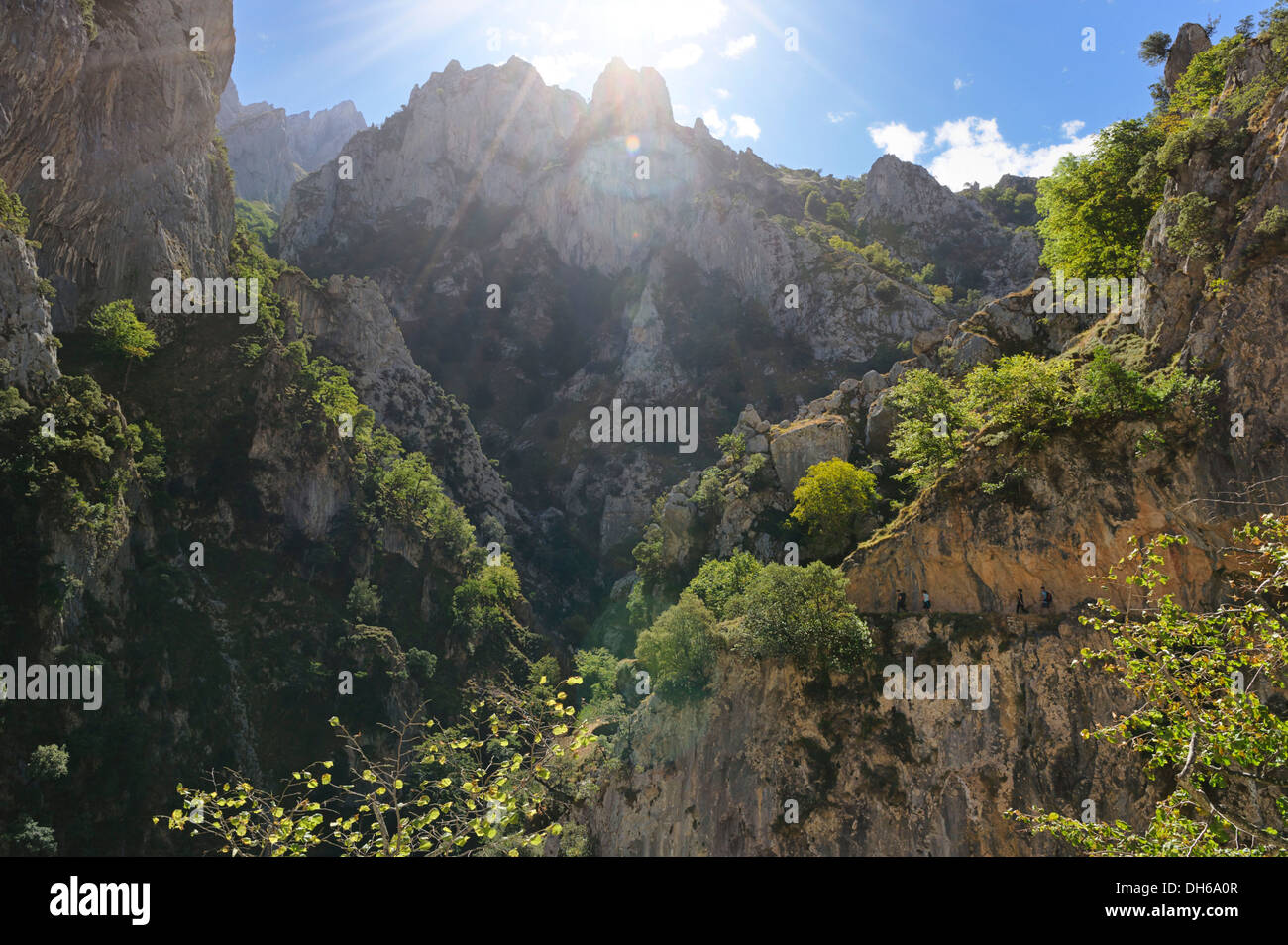 Rio Gola di Cares, calcare massiccio del Picos de Europa, escursionisti, Parco Nazionale Picos de Europa, Cantabrici, Cantabria Foto Stock