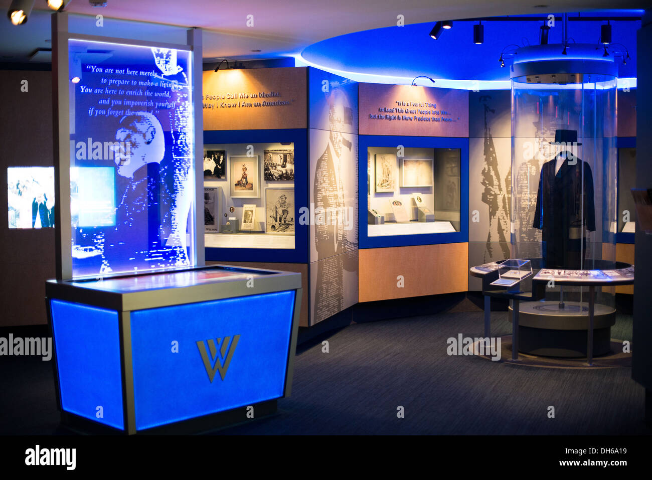 Woodrow Wilson Presidential Memorial Exhibit Washington DC // WASHINGTON DC - mostre presso il Woodrow Wilson Presidential Memorial Exhibit and Learning Center nel Ronald Reagan Building nel centro di Washington DC. Il museo espone manufatti, fotografie e materiali interpretativi che commemorano la vita e la presidenza di Woodrow Wilson, il 28° presidente americano che ha servito dal 1913 al 1921. Questo centro educativo fornisce ai visitatori informazioni sulla leadership di Wilson durante la prima guerra mondiale, sulla sua difesa per la società delle Nazioni e sulle sue politiche interne durante l'era progressista. Foto Stock