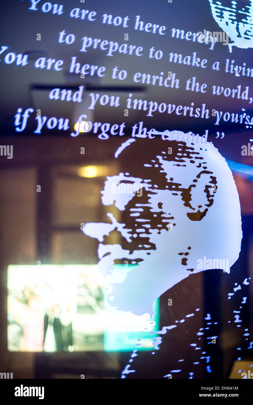 Woodrow Wilson Exhibit Ronald Reagan Building Washington DC // WASHINGTON DC — mostre al Woodrow Wilson Presidential Memorial Exhibit and Learning Center nel Ronald Reagan Building nel centro di Washington DC. Il museo espone manufatti, fotografie e materiali interpretativi che commemorano la vita e la presidenza di Woodrow Wilson, il 28° presidente americano che ha servito dal 1913 al 1921. Questo centro educativo fornisce ai visitatori informazioni sulla leadership di Wilson durante la prima guerra mondiale, sulla sua difesa per la società delle Nazioni e sulle sue politiche interne durante l'era progressista. Foto Stock