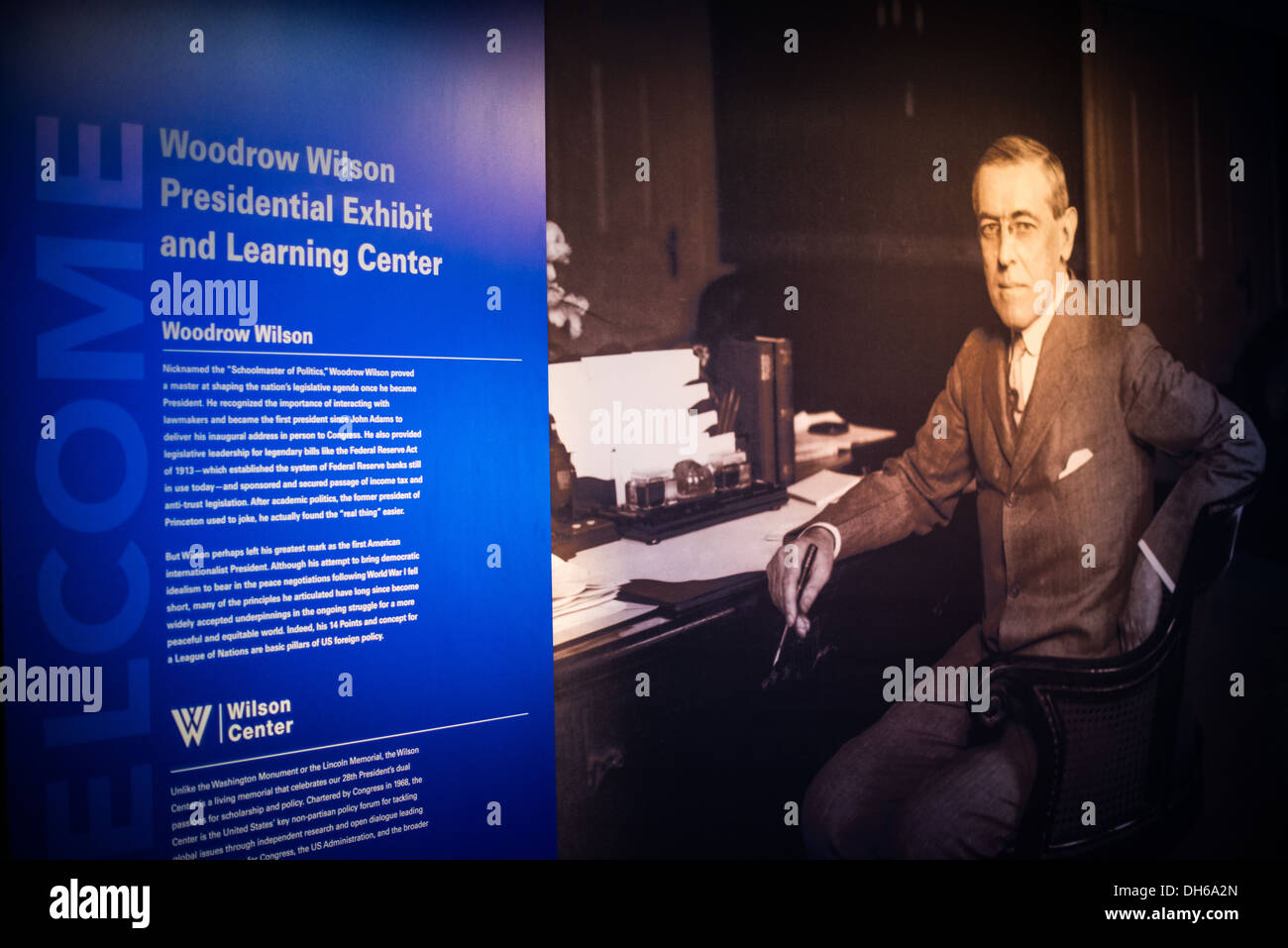 Woodrow Wilson Exhibit Ronald Reagan Building Washington DC // WASHINGTON DC — mostre al Woodrow Wilson Presidential Memorial Exhibit and Learning Center nel Ronald Reagan Building nel centro di Washington DC. Il museo espone manufatti, fotografie e materiali interpretativi che commemorano la vita e la presidenza di Woodrow Wilson, il 28° presidente americano che ha servito dal 1913 al 1921. Questo centro educativo fornisce ai visitatori informazioni sulla leadership di Wilson durante la prima guerra mondiale, sulla sua difesa per la società delle Nazioni e sulle sue politiche interne durante l'era progressista. Foto Stock