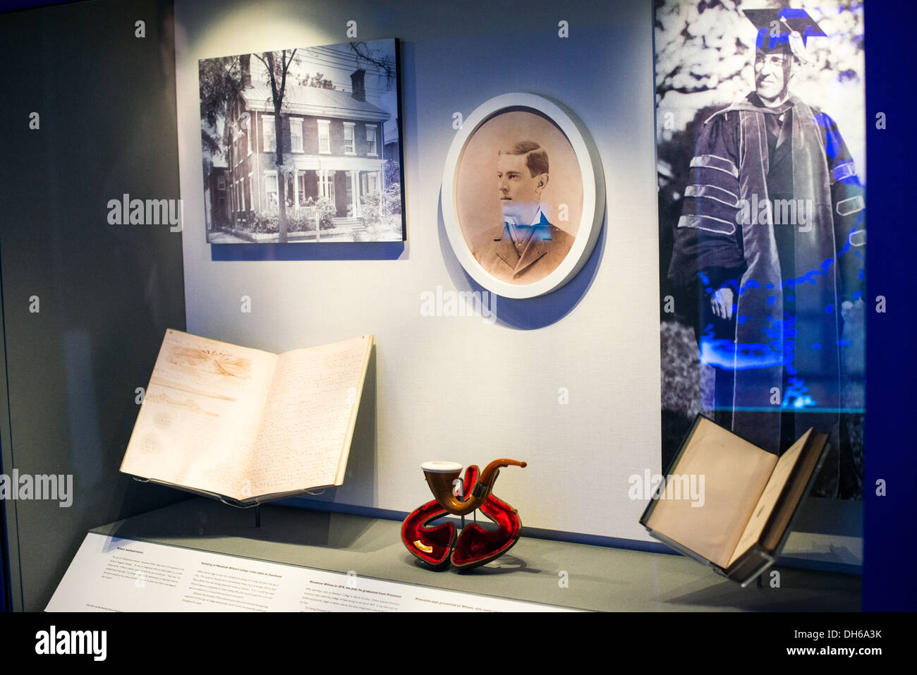 Il Woodrow Wilson Presidential Museum espone Washington DC // WASHINGTON DC — mostre al Woodrow Wilson Presidential Memorial Exhibit and Learning Center nel Ronald Reagan Building nel centro di Washington DC. Il museo espone manufatti, fotografie e materiali interpretativi che commemorano la vita e la presidenza di Woodrow Wilson, il 28° presidente americano che ha servito dal 1913 al 1921. Questo centro educativo fornisce ai visitatori informazioni sulla leadership di Wilson durante la prima guerra mondiale, sulla sua difesa per la società delle Nazioni e sulle sue politiche interne durante l'era progressista. Foto Stock