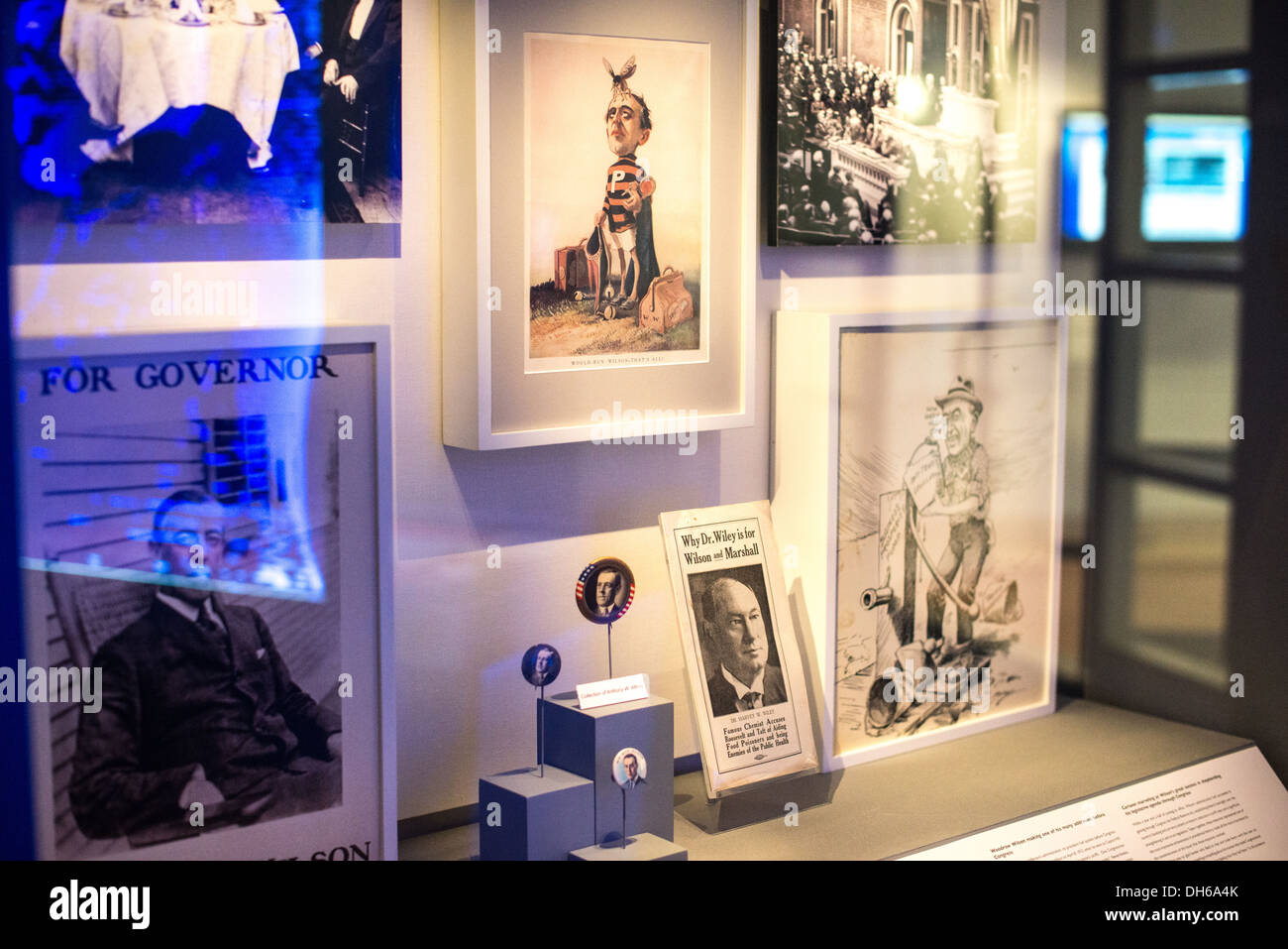 Woodrow Wilson Presidential Exhibit Washington DC // WASHINGTON DC - mostre presso il Woodrow Wilson Presidential Memorial Exhibit and Learning Center nel Ronald Reagan Building nel centro di Washington DC. Il museo espone manufatti, fotografie e materiali interpretativi che commemorano la vita e la presidenza di Woodrow Wilson, il 28° presidente americano che ha servito dal 1913 al 1921. Questo centro educativo fornisce ai visitatori informazioni sulla leadership di Wilson durante la prima guerra mondiale, sulla sua difesa per la società delle Nazioni e sulle sue politiche interne durante l'era progressista. Foto Stock