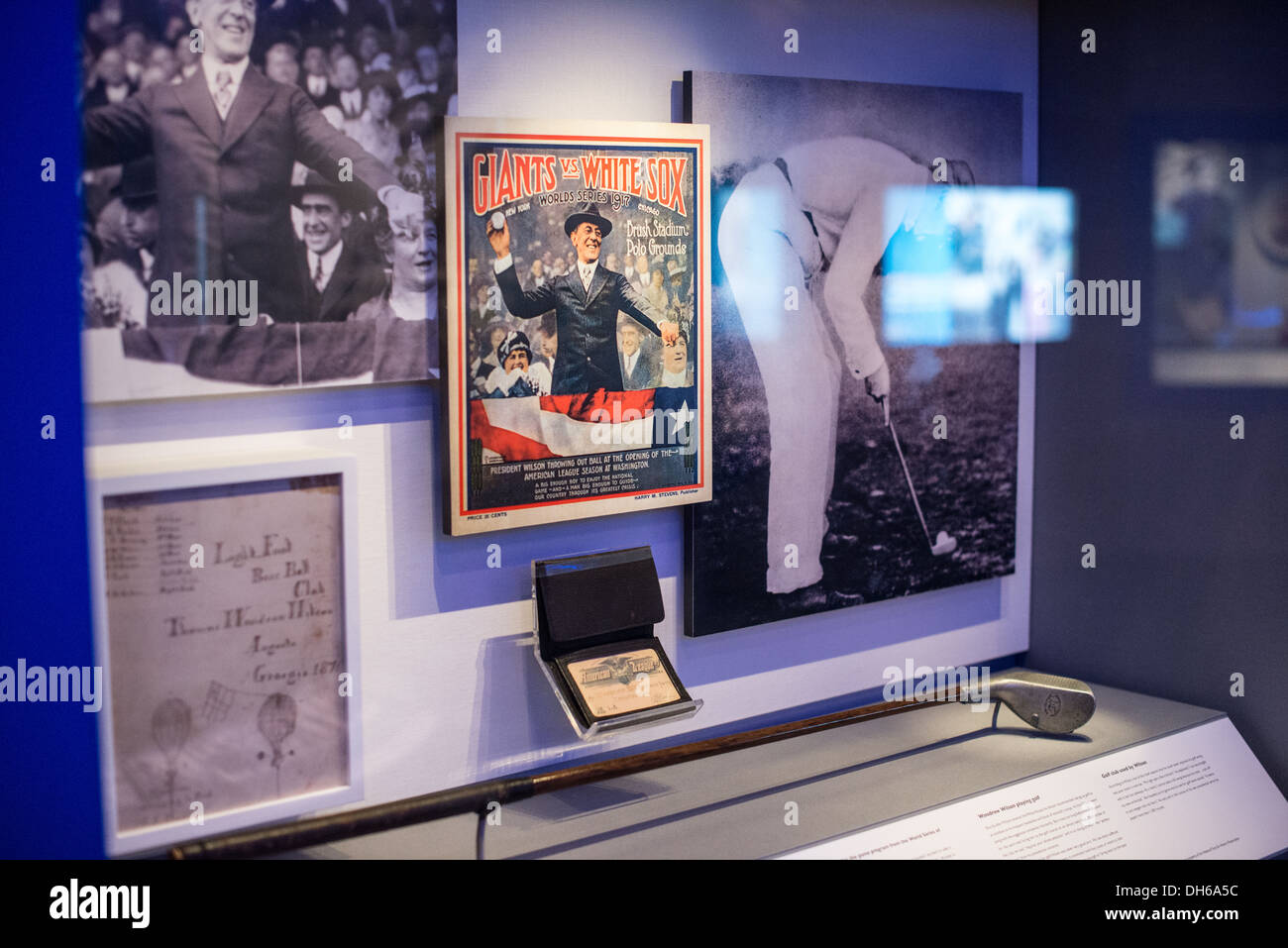 Woodrow Wilson Exhibit Artists Washington DC // WASHINGTON DC - mostre presso il Woodrow Wilson Presidential Memorial Exhibit and Learning Center nel Ronald Reagan Building nel centro di Washington DC. Il museo espone manufatti, fotografie e materiali interpretativi che commemorano la vita e la presidenza di Woodrow Wilson, il 28° presidente americano che ha servito dal 1913 al 1921. Questo centro educativo fornisce ai visitatori informazioni sulla leadership di Wilson durante la prima guerra mondiale, sulla sua difesa per la società delle Nazioni e sulle sue politiche interne durante l'era progressista. Foto Stock