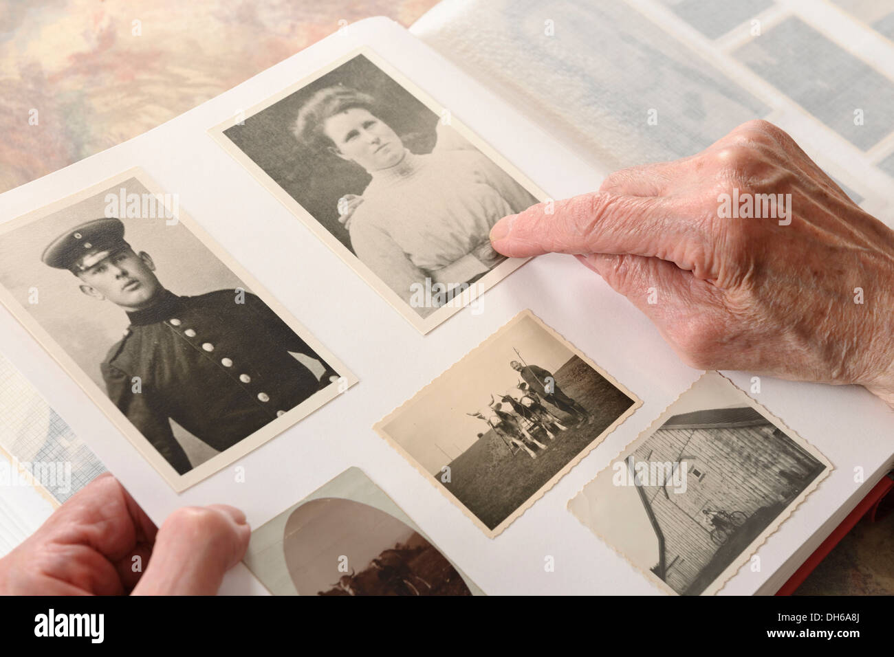 Mano di un vecchio che indica una fotografia storica in un album fotografico, Emmendingen, Baden-Württemberg, Germania Foto Stock