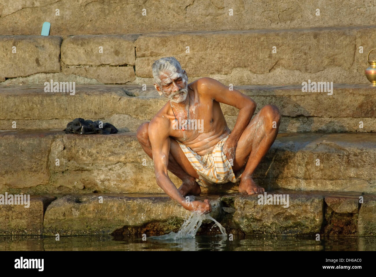 Uomo indù lavando presso il fiume Gange, santo, Varanasi, India, Asia Foto Stock