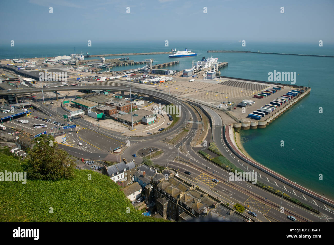 Kent, Inghilterra. Luglio 2013 il veicolo e i traghetti passeggeri a Dover porto internazionale. Kent. Foto Stock