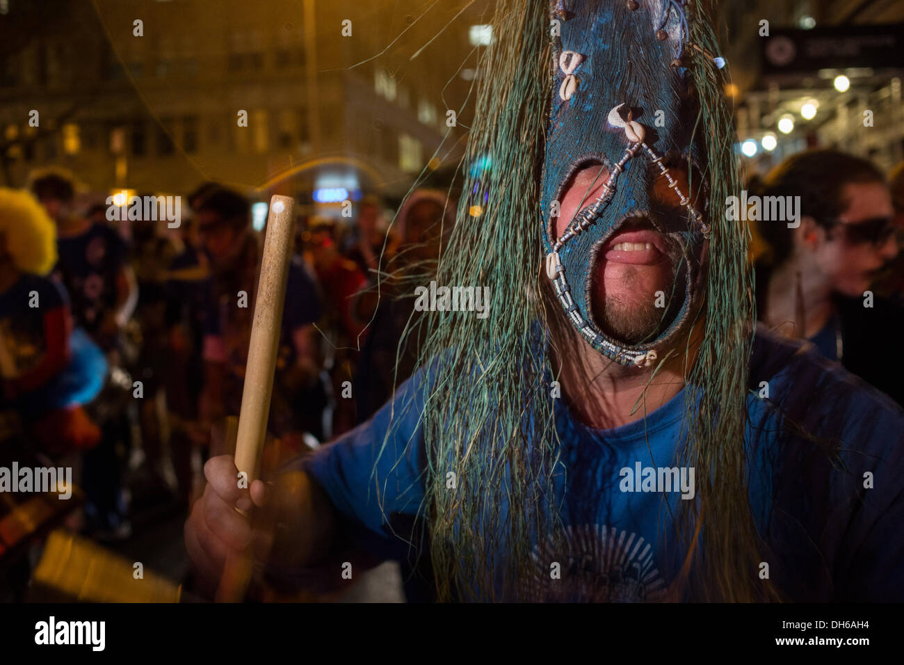 New York, NY, 31 ottobre 2013. Fotografo Jason Gardner indossa un brasiliano stile di maschera e mantiene una coscia in New York del Greenwich Village Halloween Parade. Gardner ha recentemente pubblicato un libro su Pernambuco il Carnevale. Credit: Ed Lefkowicz/Alamy Live News Foto Stock