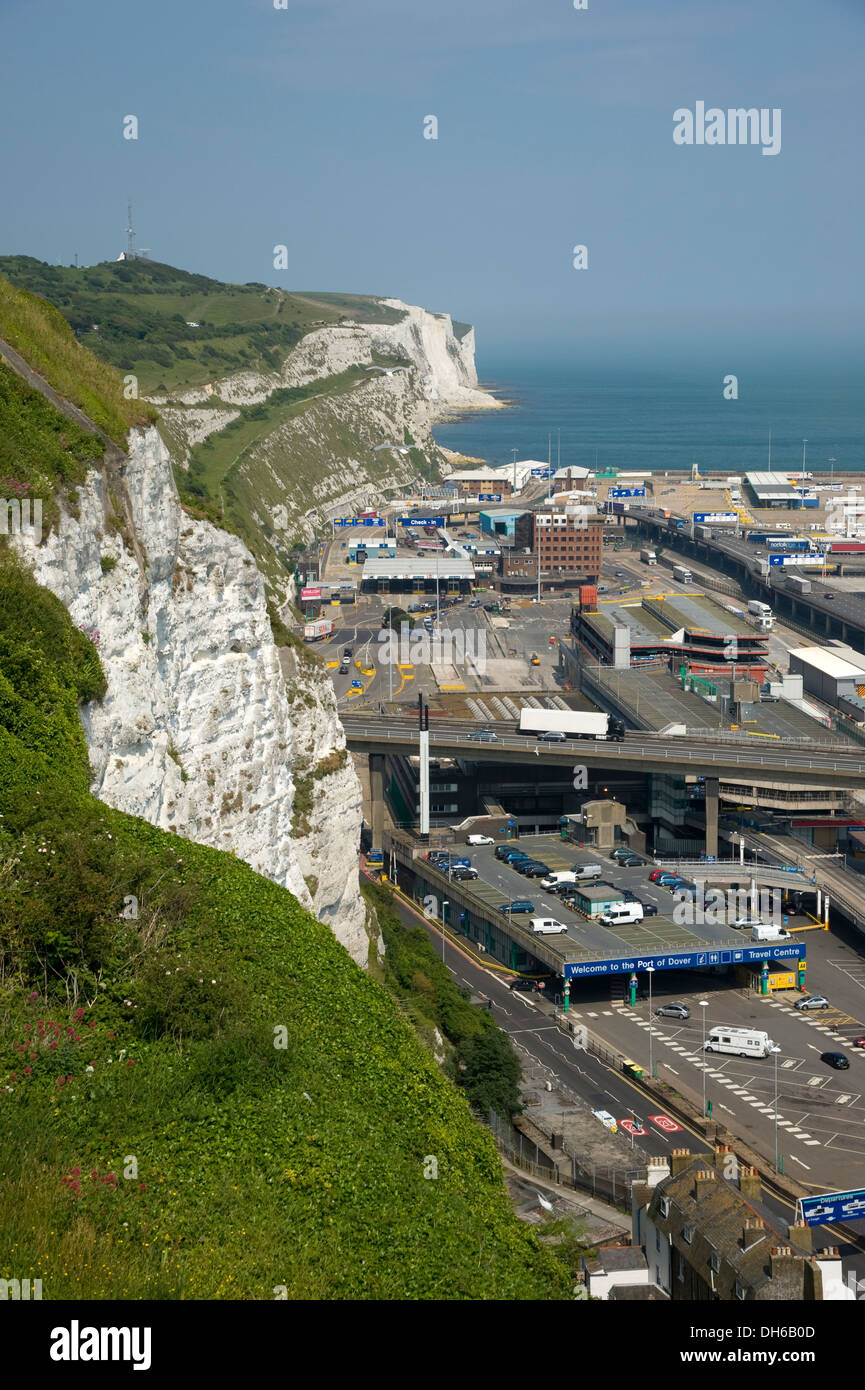 Kent, Inghilterra. Luglio 2013 il veicolo e i traghetti passeggeri a Dover porto internazionale. Kent. Foto Stock