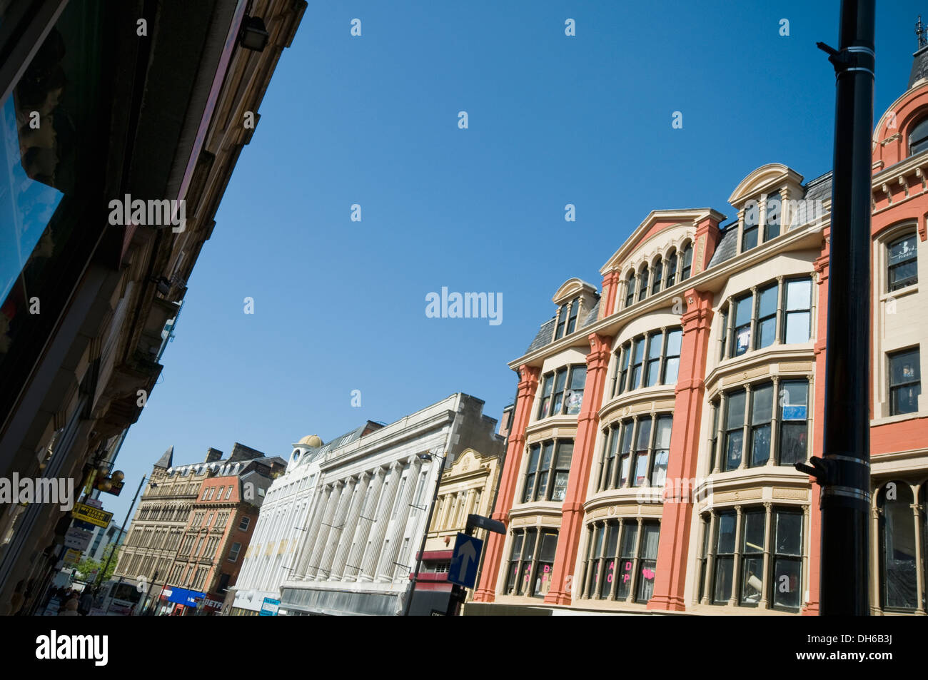Vista lungo Oldham Street a Manchester in Inghilterra, Regno Unito, con Afflecks mercato coperto sul lato destro Foto Stock