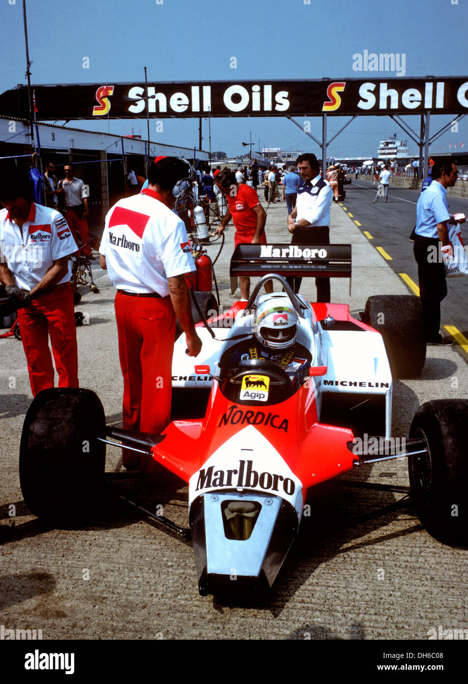 Andrea de Cesaris in un'Autodelta Alfa Romeo F1 turbocar, Silverstone, Inghilterra 1983. Foto Stock