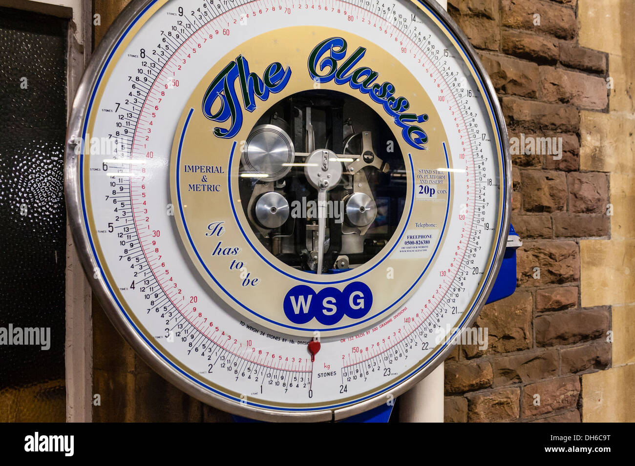 Vecchio stile bilance di pesatura su una stazione ferroviaria piattaforma in Newport, Galles GB, UK. Foto Stock