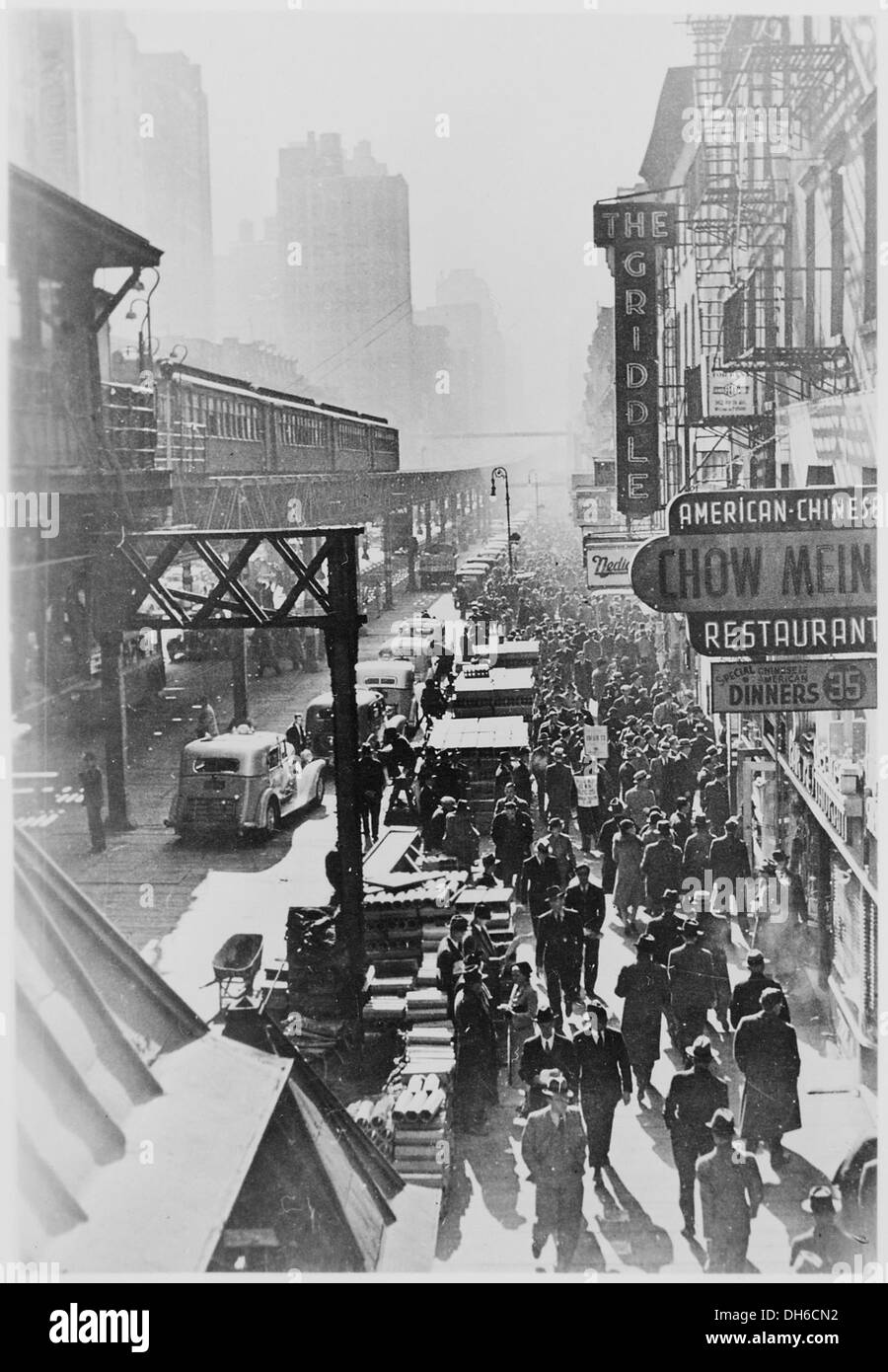 Questa immagine raffigura la ferrovia sopraelevata Sixth Avenue di New York negli anni '1940, con una strada affollata sotto. La fotografia mette in evidenza il sistema di trasporto urbano di New York della metà del XX secolo, che riflette la vita frenetica della città di quell'epoca. Foto Stock