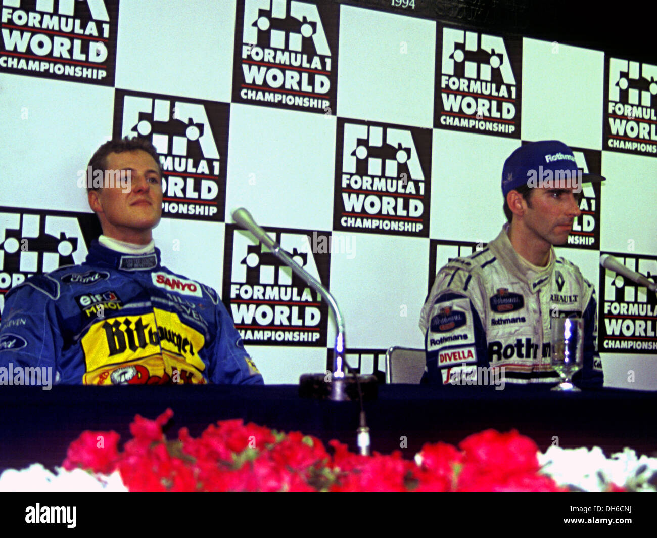 Damon Hill e Michael Schumacher nel corso di una conferenza stampa a Adelaide controverse dopo il GP di Australia, 1994. Foto Stock