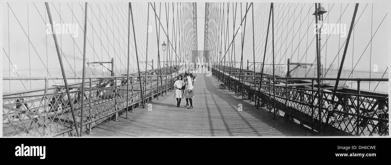 Pedoni sul ponte superiore promenade di Ponte di Brooklyn, New York City, CA. 1910 541908 Foto Stock