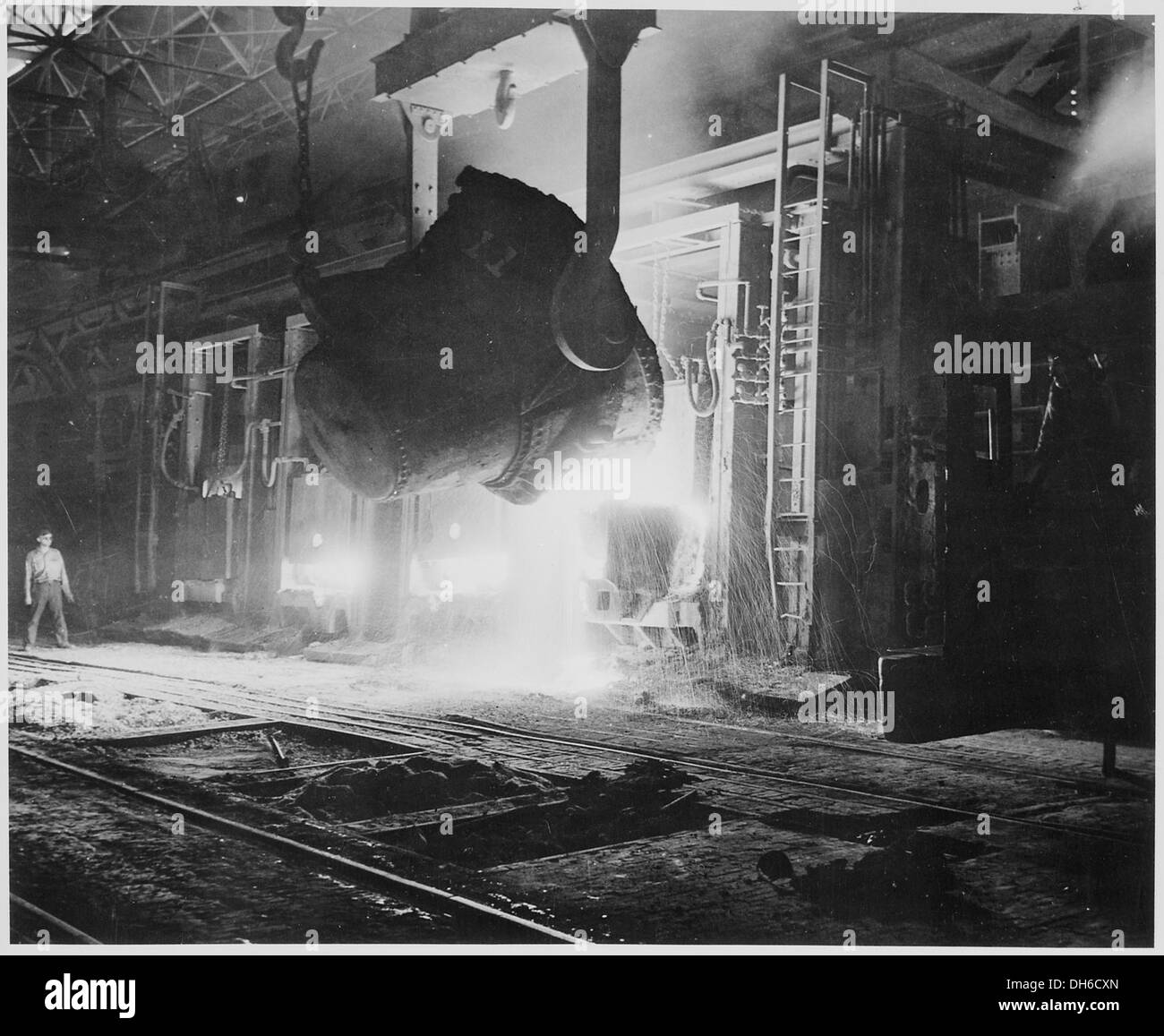 Fotografia di una vasca di acciaio fuso che viene colato in uno stampo a Jones e Laughlin Steel Company, Pittsburgh, Pennsy 535922 Foto Stock