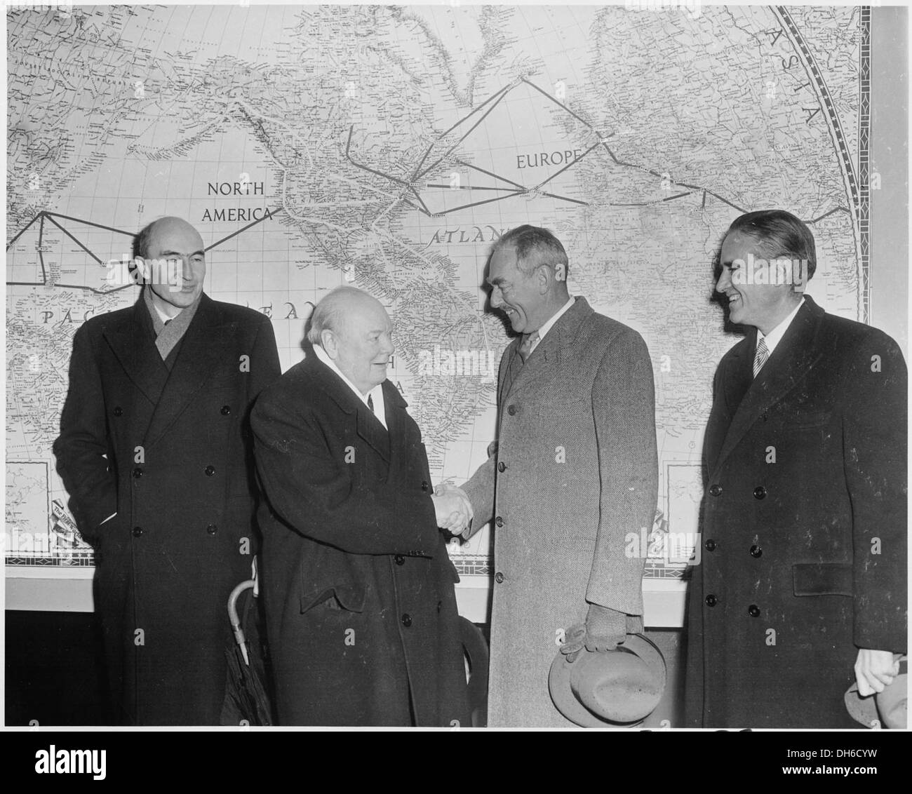 Una fotografia storica cattura il primo ministro britannico Winston Churchill stringendo la mano al Segretario di Stato americano Dean Acheson, simboleggiando le relazioni diplomatiche tra il Regno Unito e gli Stati Uniti. Foto Stock