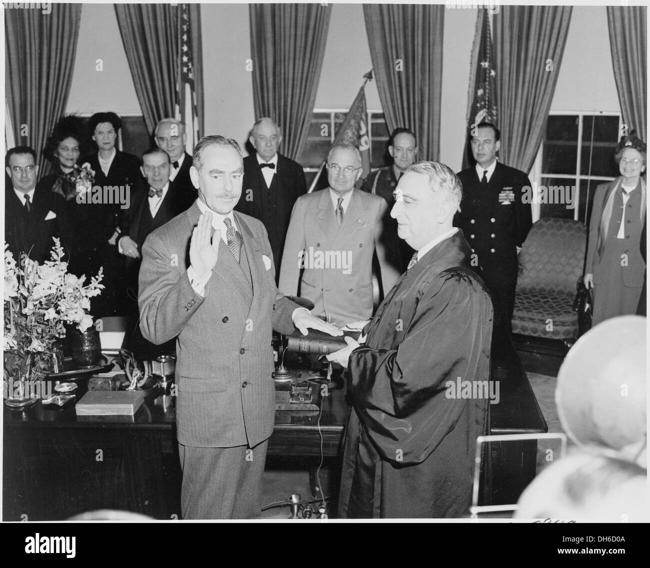 Fotografia di Dean Acheson tenendo il giuramento come Segretario di Stato, con il Capo della Giustizia Fred Vinson... 200077 Foto Stock