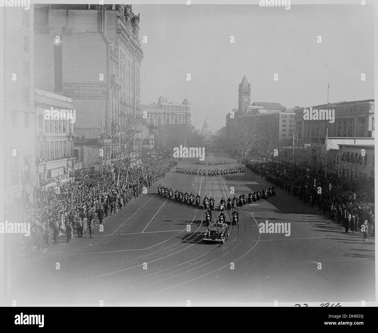 Una fotografia che cattura una parata inaugurale, con il Campidoglio degli Stati Uniti visibile in lontananza, simboleggia la transizione del potere presidenziale. Foto Stock