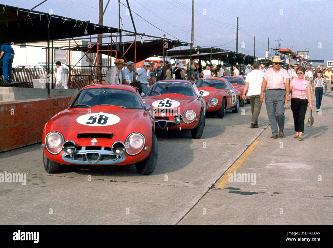 Alfa Romeo TZs ai box a Sebring 12 ore di corsa, Florida, Stati Uniti d'America 1965. Foto Stock