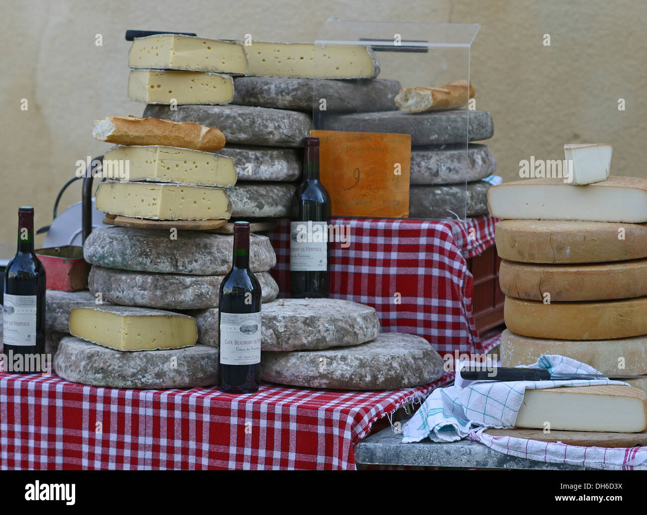 Pressione di stallo di formaggio al tartufo Richerenches mercato nel dipartimento di Vaucluse nella regione Provenza-Alpi-Costa Azzurra, Francia Foto Stock